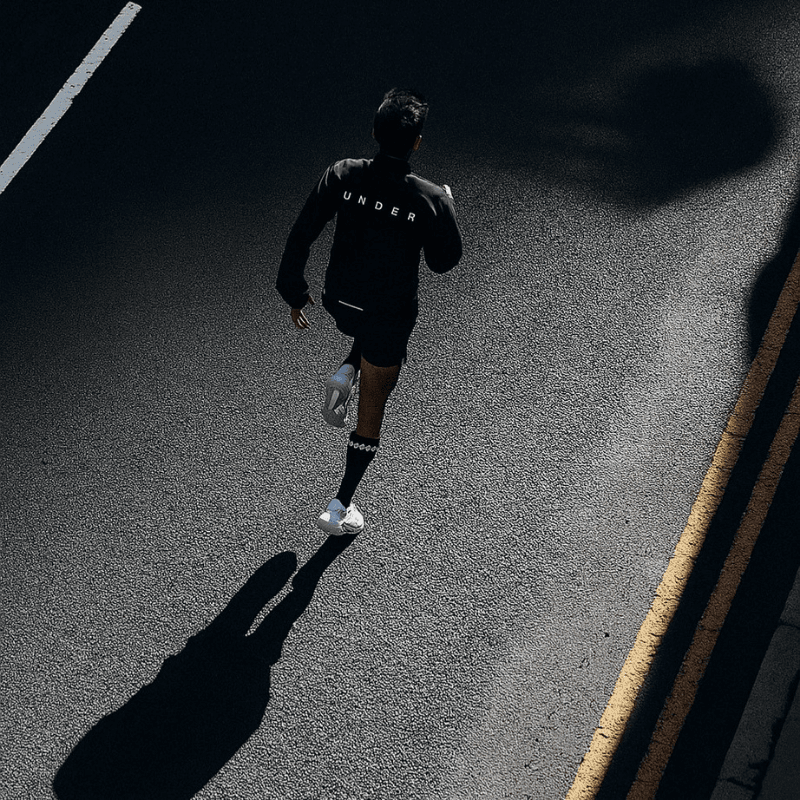 Homme qui court de dos sur une route